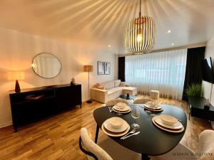 a living room with a black table and chairs at L'Havre luxueux de la cité Ardente - Central in Liège