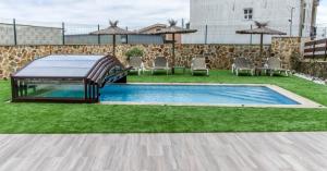Bazén v ubytování Casa El Rincón de Alberto con Piscina CLIMATIZADA y Calefacción nebo v jeho okolí