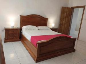 Rúm í herbergi á Nr41 Holiday Apartment - Close to Village Centre, Promenade, Shops & Restaurants