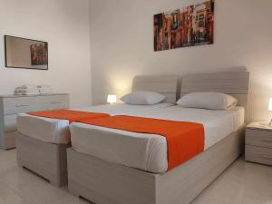 Rúm í herbergi á Nr41 Holiday Apartment - Close to Village Centre, Promenade, Shops & Restaurants