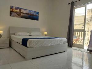 Rúm í herbergi á Nr41 Holiday Apartment - Close to Village Centre, Promenade, Shops & Restaurants
