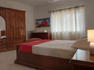 Rúm í herbergi á Nr41 Holiday Apartment - Close to Village Centre, Promenade, Shops & Restaurants