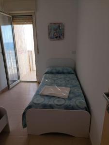 un dormitorio con una cama con un bolso en Casa sul mare, en Realmonte