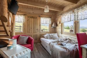 salon z kanapą i 2 krzesłami w obiekcie Góralski Dom - Widokowa Osada Gawlaki Zakopane - Loft Affair w Zakopanem