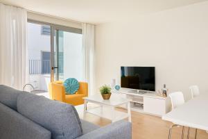 TV a/nebo společenská místnost v ubytování EDEN RENTALS Luxury La Bicuda de Abades with pool