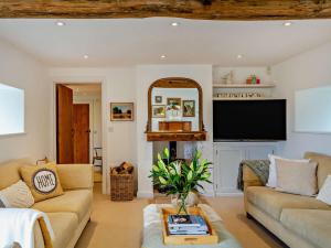 a living room with two couches and a flat screen tv at 4 Bed in Masham 64329 in Grewelthorpe
