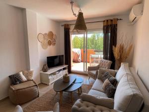 salon z kanapą, krzesłami i telewizorem w obiekcie 2231 - Amazing 3 bedrooms with 3 sunny terraces w mieście Casares