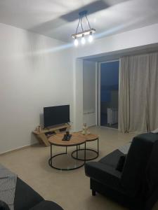 エルミオニにあるOikonomou Villasのソファとテーブルのあるリビングルーム