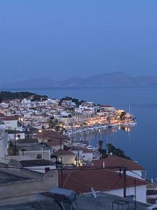 エルミオニにあるOikonomou Villasの夜の港のある町の景色