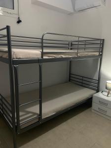 エルミオニにあるOikonomou Villasの二段ベッドが2つある寝室