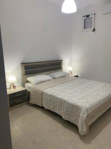 エルミオニにあるOikonomou Villasの大きなベッドと2つのナイトスタンドを備えた寝室 +11枚の写真