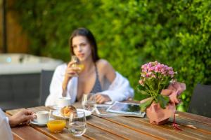 カラマタにあるCountry Home - Kalamata Villasのワインを飲みながら座っている女性