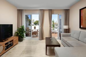 salon z kanapą i telewizorem w obiekcie Garden & Sea Apartments Mijas Costa & Fuengirola w mieście Mijas Costa