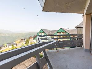 une vue depuis le balcon d'une maison dans l'établissement Studio 6 pers. Peyragudes, proche pistes, navette, parking - FR-1-695-57, à Gouaux-de-Larboust