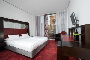 TV a/nebo společenská místnost v ubytování ARCOTEL Velvet Berlin