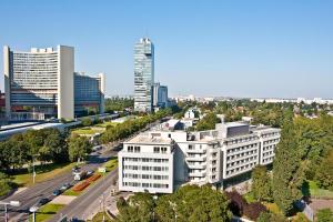 widok miasta z lotu ptaka z wysokimi budynkami w obiekcie ARCOTEL Kaiserwasser Wien w Wiedniu