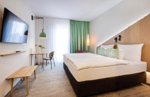Postel nebo postele na pokoji v ubytování ARCOTEL HafenCity Dresden