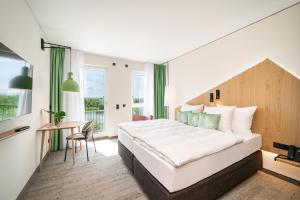 Postel nebo postele na pokoji v ubytování ARCOTEL HafenCity Dresden