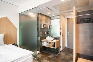 Postel nebo postele na pokoji v ubytování ARCOTEL HafenCity Dresden