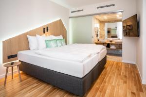 Postel nebo postele na pokoji v ubytování ARCOTEL HafenCity Dresden
