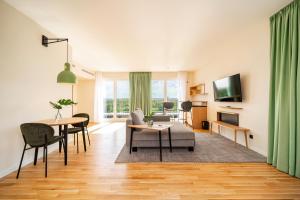 TV a/nebo společenská místnost v ubytování ARCOTEL HafenCity Dresden