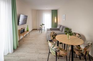 TV a/nebo společenská místnost v ubytování ARCOTEL HafenCity Dresden