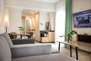 TV a/nebo společenská místnost v ubytování ARCOTEL HafenCity Dresden