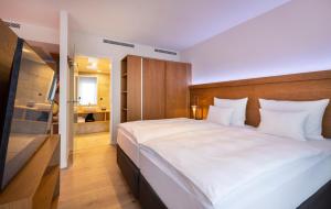 Postel nebo postele na pokoji v ubytování ARCOTEL HafenCity Dresden