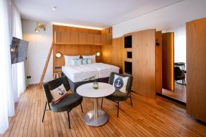 Postel nebo postele na pokoji v ubytování ARCOTEL HafenCity Dresden