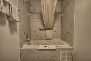 Ένα μπάνιο στο Motel 6-Windsor, ON