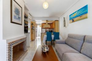 een woonkamer met een bank en een open haard bij HE La Florida-David in Orihuela-Costa
