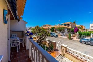 een balkon van een huis met uitzicht op een straat bij HE La Florida-David in Orihuela-Costa