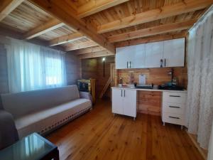 a living room with a couch and a kitchen at Adrasan Eren Apart evleri in Adrasan