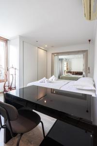 1 dormitorio grande con 1 cama grande y espejo en Casas 349h Explanada Alicante, en Alicante