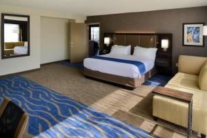 Giường trong phòng chung tại Holiday Inn St Louis Downtown/Convention Center, an IHG Hotel