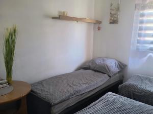 Łóżko lub łóżka w pokoju w obiekcie Domki Letniskowe oraz Chata Grillowa " Nad Zalewem "Bliżyn