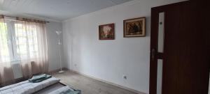 ein Wohnzimmer mit einer Couch und zwei Bildern an der Wand in der Unterkunft Jarocin in Jarocin + 24 Fotos