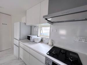 Кухня или мини-кухня в 站前2分 白色浪漫小屋 精致独栋 最多可住4人 免费自行车 有停车位
