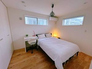 Кровать или кровати в номере 站前2分 白色浪漫小屋 精致独栋 最多可住4人 免费自行车 有停车位