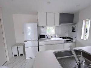 Кухня или мини-кухня в 站前2分 白色浪漫小屋 精致独栋 最多可住4人 免费自行车 有停车位
