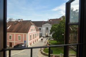 una finestra con vista su una strada di Apartmán u Zámku Jindřichův Hradec a Jindřichŭv Hradec