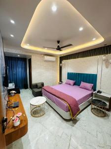 Vedika resort loadging and boarding客房内的一张或多张床位