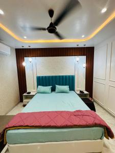 Vedika resort loadging and boarding客房内的一张或多张床位