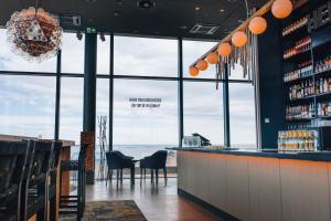 Ο χώρος του lounge ή του μπαρ στο Clarion Hotel Helsinki