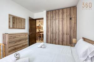 A bed or beds in a room at Charming & Central 3BR Apt with Private Terrace by 360 Estates