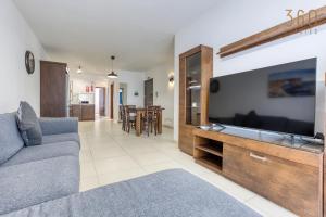 Posezení v ubytování Charming & Central 3BR Apt with Private Terrace by 360 Estates