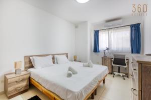 A bed or beds in a room at Charming & Central 3BR Apt with Private Terrace by 360 Estates