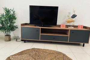 een entertainmentcentrum met een flatscreen-tv bij Calpe by the Sea Edificio Turmalina in Calpe