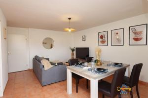 a living room with a table and a couch at Superbe Nid Douillet avec Terrasse, Double Parking in Carcassonne