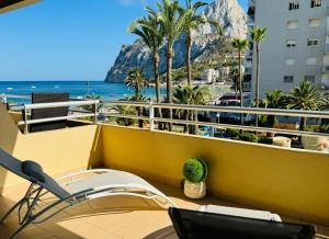 een balkon met uitzicht op het strand en de bergen bij Calpe by the Sea Edificio Turmalina in Calpe